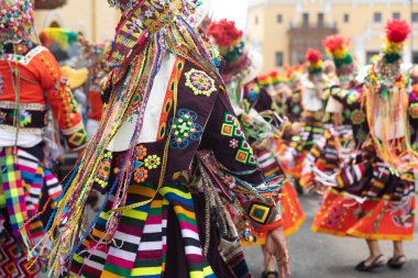 4 Şubat 2024, Lima Peru. Dansçılar ve müzik grupları Lima 'nın ana meydanında Candelaria bakiresinin geçit töreninde..