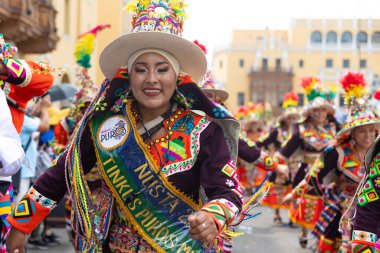 4 Şubat 2024, Lima Peru. Dansçılar ve müzik grupları Lima 'nın ana meydanında Candelaria bakiresinin geçit töreninde..