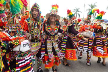 4 Şubat 2024, Lima Peru. Dansçılar ve müzik grupları Lima 'nın ana meydanında Candelaria bakiresinin geçit töreninde..