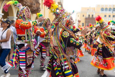 4 Şubat 2024, Lima Peru. Dansçılar ve müzik grupları Lima 'nın ana meydanında Candelaria bakiresinin geçit töreninde..