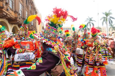 4 Şubat 2024, Lima Peru. Dansçılar ve müzik grupları Lima 'nın ana meydanında Candelaria bakiresinin geçit töreninde..
