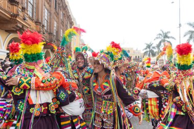 4 Şubat 2024, Lima Peru. Dansçılar ve müzik grupları Lima 'nın ana meydanında Candelaria bakiresinin geçit töreninde..