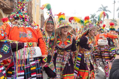 4 Şubat 2024, Lima Peru. Dansçılar ve müzik grupları Lima 'nın ana meydanında Candelaria bakiresinin geçit töreninde..