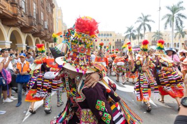 4 Şubat 2024, Lima Peru. Dansçılar ve müzik grupları Lima 'nın ana meydanında Candelaria bakiresinin geçit töreninde..