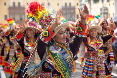 4 Şubat 2024, Lima Peru. Dansçılar ve müzik grupları Lima 'nın ana meydanında Candelaria bakiresinin geçit töreninde..