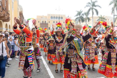4 Şubat 2024, Lima Peru. Dansçılar ve müzik grupları Lima 'nın ana meydanında Candelaria bakiresinin geçit töreninde..