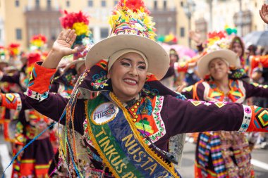 4 Şubat 2024, Lima Peru. Dansçılar ve müzik grupları Lima 'nın ana meydanında Candelaria bakiresinin geçit töreninde..
