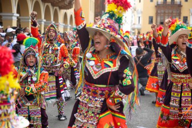 4 Şubat 2024, Lima Peru. Dansçılar ve müzik grupları Lima 'nın ana meydanında Candelaria bakiresinin geçit töreninde..