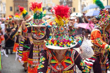 4 Şubat 2024, Lima Peru. Dansçılar ve müzik grupları Lima 'nın ana meydanında Candelaria bakiresinin geçit töreninde..