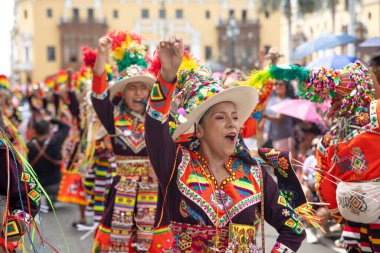 4 Şubat 2024, Lima Peru. Dansçılar ve müzik grupları Lima 'nın ana meydanında Candelaria bakiresinin geçit töreninde..