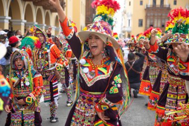 4 Şubat 2024, Lima Peru. Dansçılar ve müzik grupları Lima 'nın ana meydanında Candelaria bakiresinin geçit töreninde..