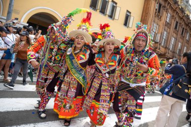 4 Şubat 2024, Lima Peru. Dansçılar ve müzik grupları Lima 'nın ana meydanında Candelaria bakiresinin geçit töreninde..