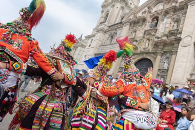 4 Şubat 2024, Lima Peru. Dansçılar ve müzik grupları Lima 'nın ana meydanında Candelaria bakiresinin geçit töreninde..