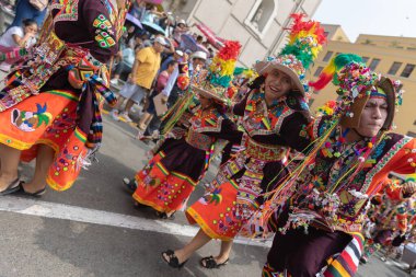 4 Şubat 2024, Lima Peru. Dansçılar ve müzik grupları Lima 'nın ana meydanında Candelaria bakiresinin geçit töreninde..