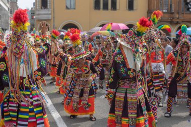 4 Şubat 2024, Lima Peru. Dansçılar ve müzik grupları Lima 'nın ana meydanında Candelaria bakiresinin geçit töreninde..