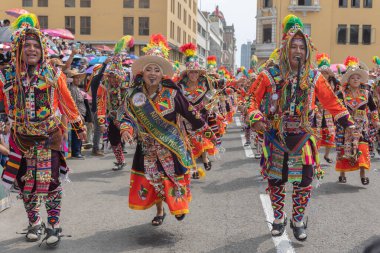 4 Şubat 2024, Lima Peru. Dansçılar ve müzik grupları Lima 'nın ana meydanında Candelaria bakiresinin geçit töreninde..