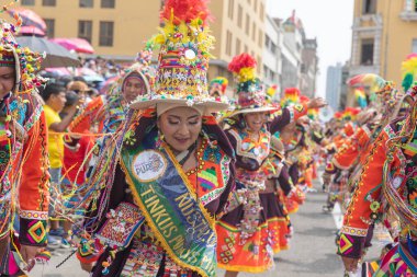 4 Şubat 2024, Lima Peru. Dansçılar ve müzik grupları Lima 'nın ana meydanında Candelaria bakiresinin geçit töreninde..