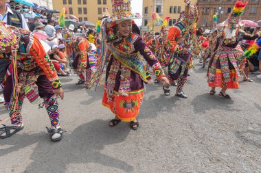 4 Şubat 2024, Lima Peru. Dansçılar ve müzik grupları Lima 'nın ana meydanında Candelaria bakiresinin geçit töreninde..