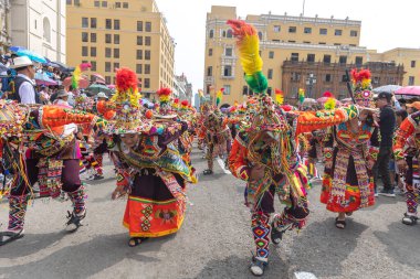 4 Şubat 2024, Lima Peru. Dansçılar ve müzik grupları Lima 'nın ana meydanında Candelaria bakiresinin geçit töreninde..