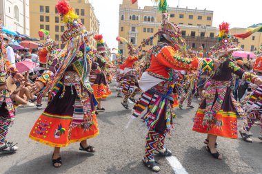 4 Şubat 2024, Lima Peru. Dansçılar ve müzik grupları Lima 'nın ana meydanında Candelaria bakiresinin geçit töreninde..