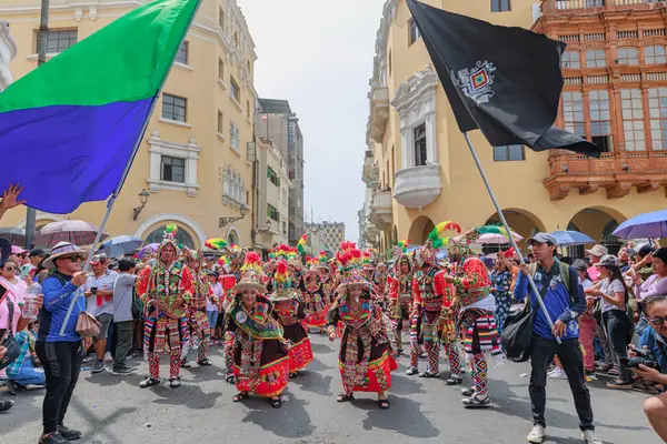 4 Şubat 2024, Lima Peru. Dansçılar ve müzik grupları Lima 'nın ana meydanında Candelaria bakiresinin geçit töreninde..