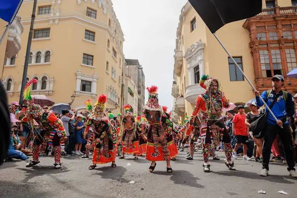 4 Şubat 2024, Lima Peru. Dansçılar ve müzik grupları Lima 'nın ana meydanında Candelaria bakiresinin geçit töreninde..