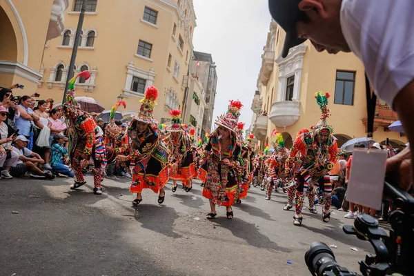 4 Şubat 2024, Lima Peru. Dansçılar ve müzik grupları Lima 'nın ana meydanında Candelaria bakiresinin geçit töreninde..