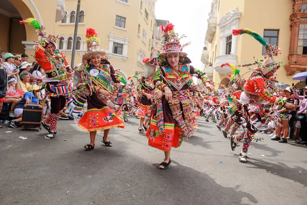 4 Şubat 2024, Lima Peru. Dansçılar ve müzik grupları Lima 'nın ana meydanında Candelaria bakiresinin geçit töreninde..