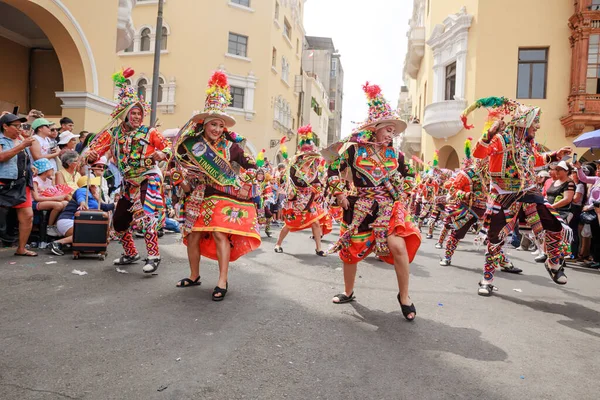 4 Şubat 2024, Lima Peru. Dansçılar ve müzik grupları Lima 'nın ana meydanında Candelaria bakiresinin geçit töreninde..