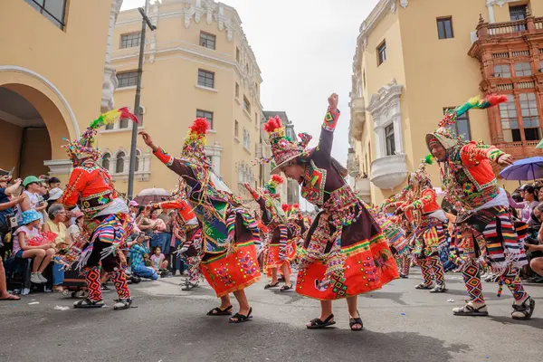 4 Şubat 2024, Lima Peru. Dansçılar ve müzik grupları Lima 'nın ana meydanında Candelaria bakiresinin geçit töreninde..