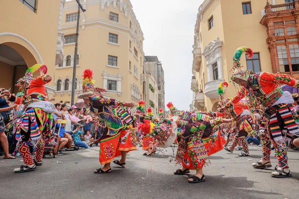 4 Şubat 2024, Lima Peru. Dansçılar ve müzik grupları Lima 'nın ana meydanında Candelaria bakiresinin geçit töreninde..