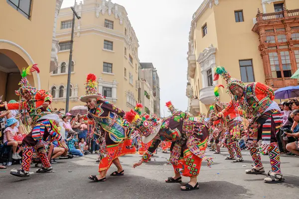 4 Şubat 2024, Lima Peru. Dansçılar ve müzik grupları Lima 'nın ana meydanında Candelaria bakiresinin geçit töreninde..