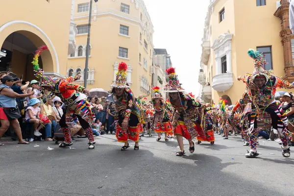 4 Şubat 2024, Lima Peru. Dansçılar ve müzik grupları Lima 'nın ana meydanında Candelaria bakiresinin geçit töreninde..