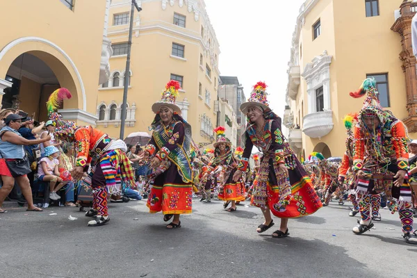 4 Şubat 2024, Lima Peru. Dansçılar ve müzik grupları Lima 'nın ana meydanında Candelaria bakiresinin geçit töreninde..