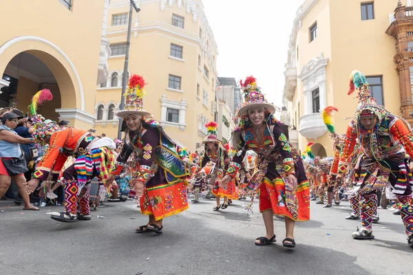 4 Şubat 2024, Lima Peru. Dansçılar ve müzik grupları Lima 'nın ana meydanında Candelaria bakiresinin geçit töreninde..