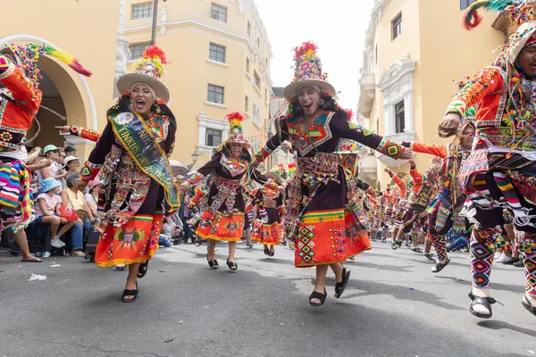 4 Şubat 2024, Lima Peru. Dansçılar ve müzik grupları Lima 'nın ana meydanında Candelaria bakiresinin geçit töreninde..