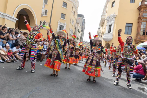 4 Şubat 2024, Lima Peru. Dansçılar ve müzik grupları Lima 'nın ana meydanında Candelaria bakiresinin geçit töreninde..