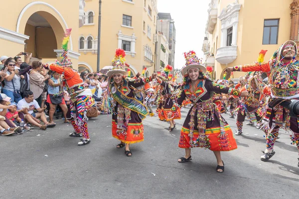 4 Şubat 2024, Lima Peru. Dansçılar ve müzik grupları Lima 'nın ana meydanında Candelaria bakiresinin geçit töreninde..