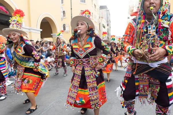 4 Şubat 2024, Lima Peru. Dansçılar ve müzik grupları Lima 'nın ana meydanında Candelaria bakiresinin geçit töreninde..