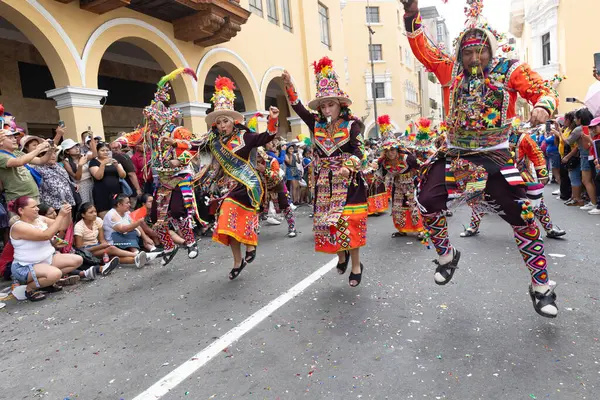 4 Şubat 2024, Lima Peru. Dansçılar ve müzik grupları Lima 'nın ana meydanında Candelaria bakiresinin geçit töreninde..