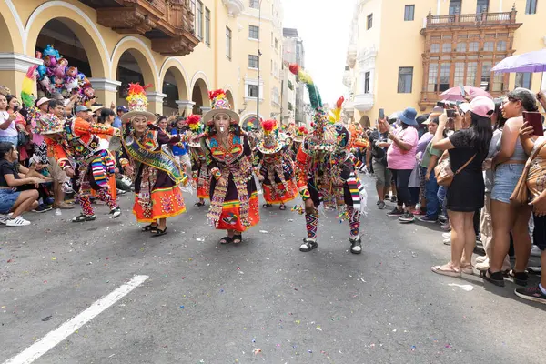 4 Şubat 2024, Lima Peru. Dansçılar ve müzik grupları Lima 'nın ana meydanında Candelaria bakiresinin geçit töreninde..
