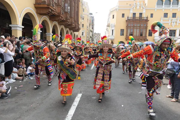 4 Şubat 2024, Lima Peru. Dansçılar ve müzik grupları Lima 'nın ana meydanında Candelaria bakiresinin geçit töreninde..