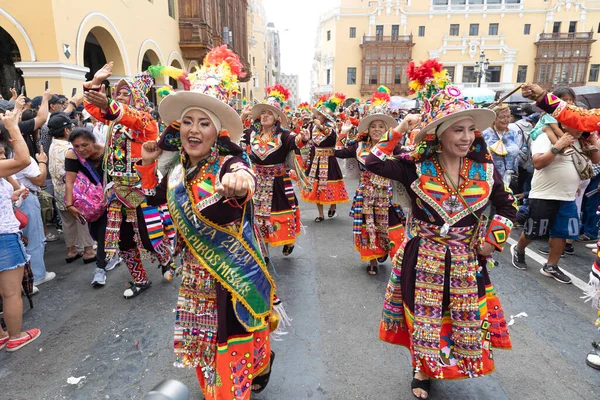 4 Şubat 2024, Lima Peru. Dansçılar ve müzik grupları Lima 'nın ana meydanında Candelaria bakiresinin geçit töreninde..