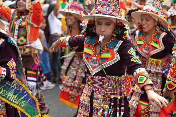 Puno, Peru 'da Mum Festivali. Dansçılar Virg 'e saygılarını sunarlar.