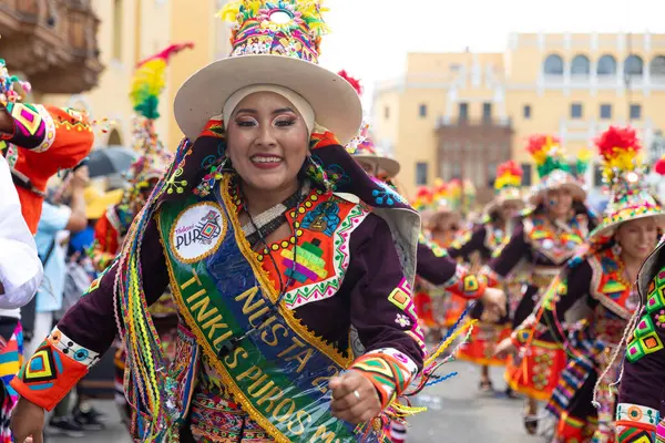 4 Şubat 2024, Lima Peru. Dansçılar ve müzik grupları Lima 'nın ana meydanında Candelaria bakiresinin geçit töreninde..