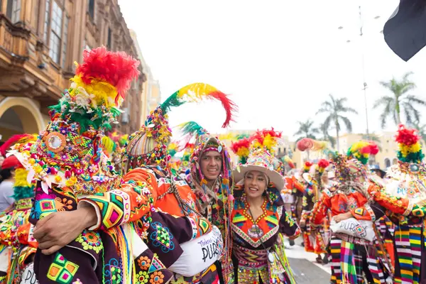4 Şubat 2024, Lima Peru. Dansçılar ve müzik grupları Lima 'nın ana meydanında Candelaria bakiresinin geçit töreninde..
