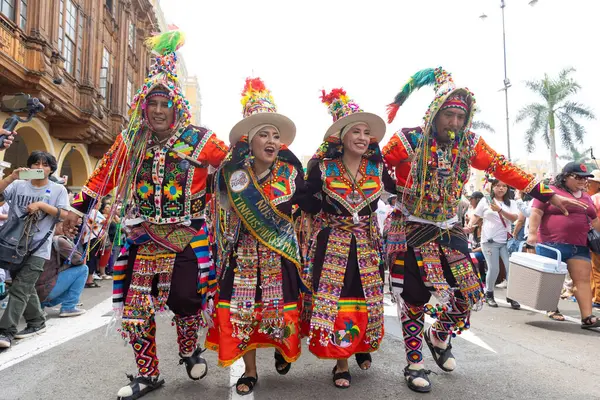 4 Şubat 2024, Lima Peru. Dansçılar ve müzik grupları Lima 'nın ana meydanında Candelaria bakiresinin geçit töreninde..