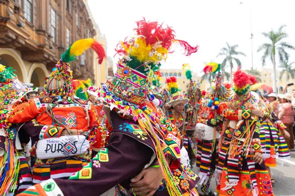 4 Şubat 2024, Lima Peru. Dansçılar ve müzik grupları Lima 'nın ana meydanında Candelaria bakiresinin geçit töreninde..