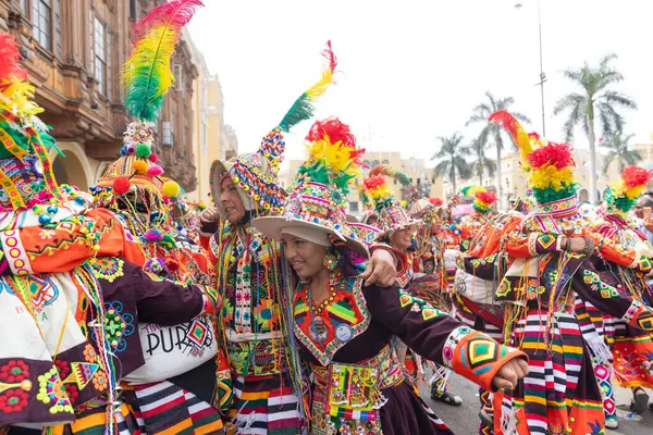 4 Şubat 2024, Lima Peru. Dansçılar ve müzik grupları Lima 'nın ana meydanında Candelaria bakiresinin geçit töreninde..