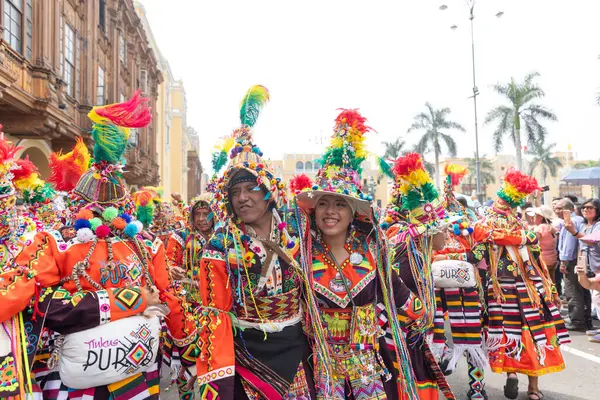 4 Şubat 2024, Lima Peru. Dansçılar ve müzik grupları Lima 'nın ana meydanında Candelaria bakiresinin geçit töreninde..